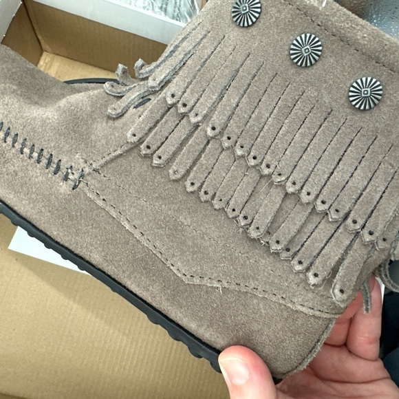 Minnetonka Double Fringe Side Zip Boot Grey Size 7.5 Women's Booties - Picture 4 of 6